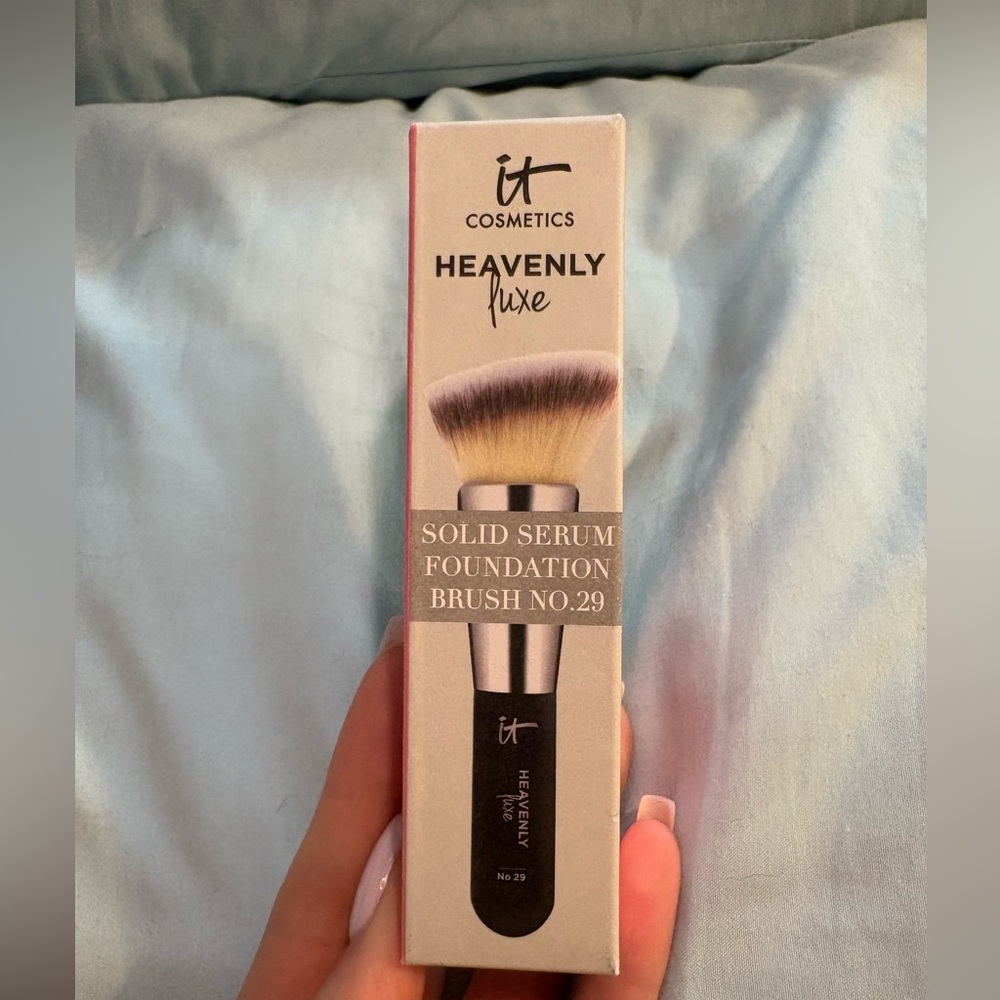 IT Cosmetics Heavenly Luxe Brush with Black Handle and Cream Bristles
